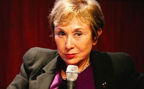 Julia Kristeva speaking at the National Library of France in 2016 (photo by Guiness88, via Wikimedia Commons)