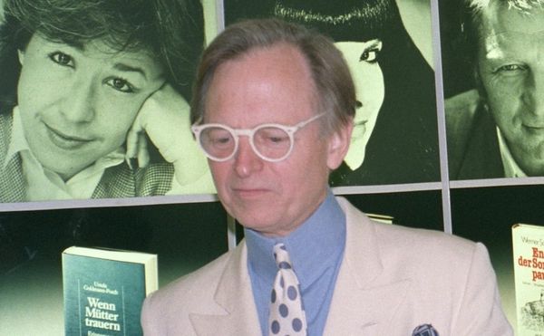 Tom Wolfe at a literary event in Frankfurt in 1988 (photo by MoSchle, via Wikimedia Commons)