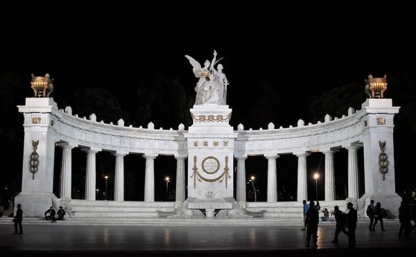 Hemiciclo a Juárez in Mexico City, where "Quiero un Presidente" will be read on June 30. (photo by Jarekt, via Wikimedia Comm