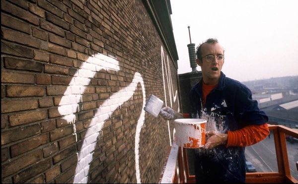 Keith Haring working on his Amsterdam mural in 1986 (photo by Patricia Steur, courtesy the Stedelijk Museum)