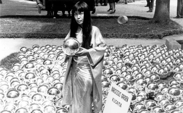 Yayoi Kusama with "Narcissus Garden" (1966) installed in Venice Biennale, Italy, 1966 (©YAYOI KUSAMA, courtesy David Zwirner,