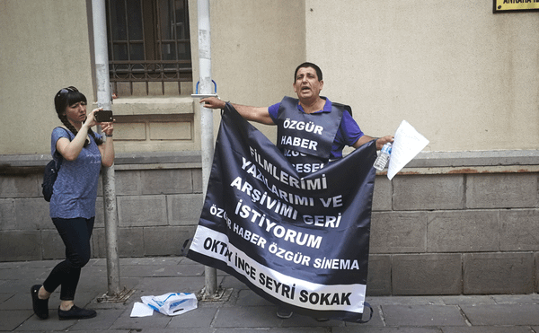 Turkish Filmmaker Chains Himself to Culture Ministry to Protest Confiscation of His Archive