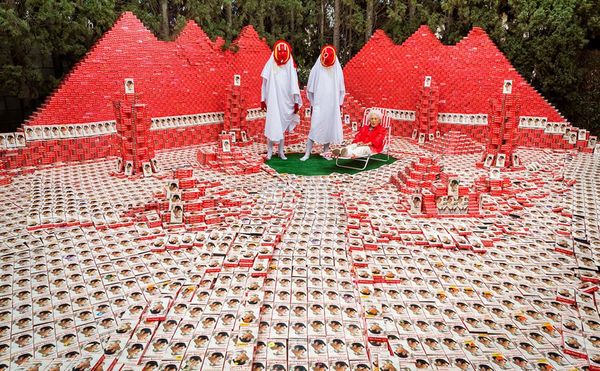 Witness the Supersized Absurdity of Pre-Internet Pop Culture