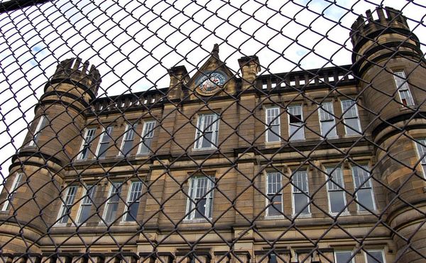 A Dystopian New Initiative Will Charge Inmates by the Minute to Read e-Books