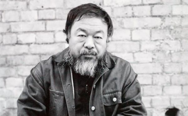 Ai Weiwei Stages Silent Protest in Support of Wikileaks Founder