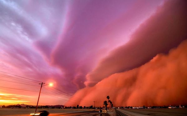 Award-winning Photographs of Hair-raising Weather Patterns