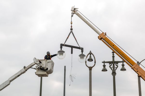 LA’s Iconic Lamppost Artwork Will Shine Again