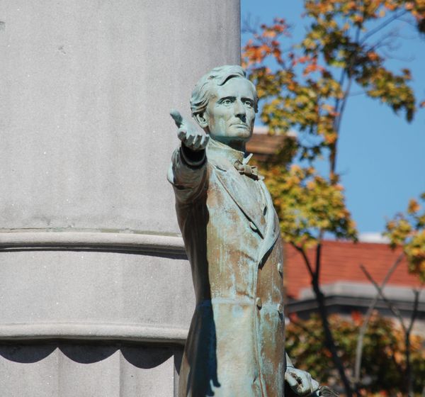 A Museum Once Led By a Major Confederate Sculptor Wants to Display a Defaced Jefferson Davis Monument