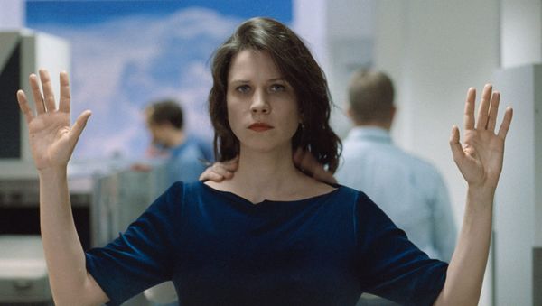 A Slippery Drama About the Uncertainty of Memory