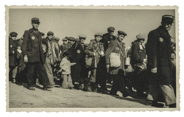 Photos by Jewish Artist Who Documented Ghetto in Nazi-occupied Poland Gifted to MFA Boston