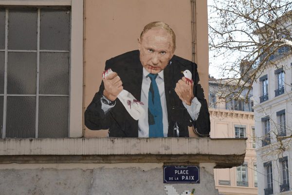 Street Murals Worldwide Show Love for Ukraine and Ire at Putin