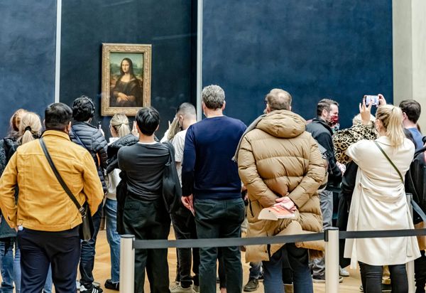 Man Smears Mona Lisa With Cake at the Louvre