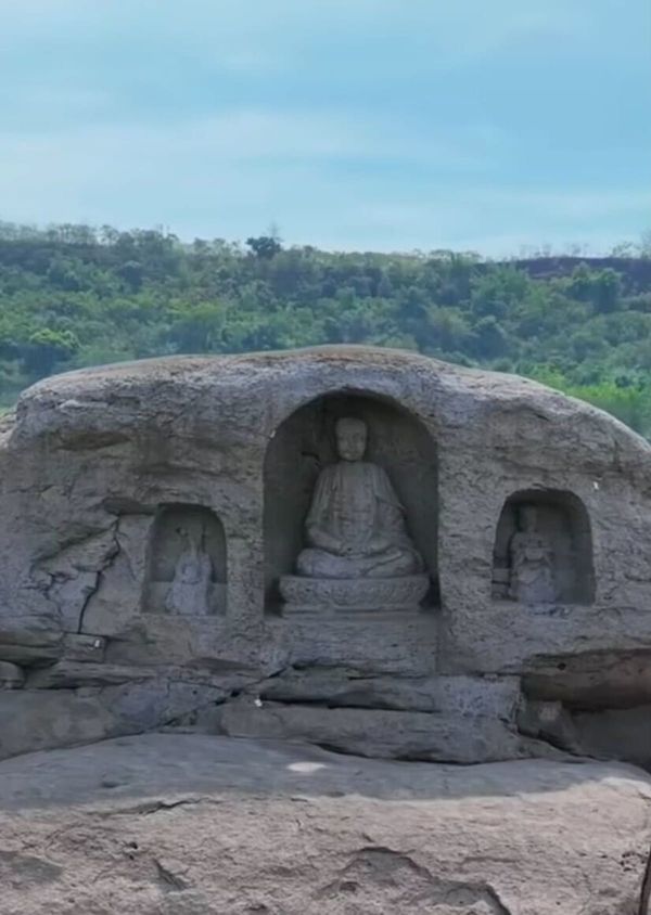 River in China Dries Up, Revealing 600-Year-Old Buddhist Statues