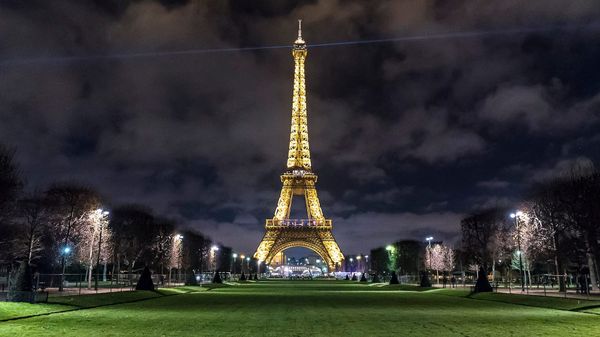 Eiffel Tower to Go Dark An Hour Earlier Amid Europe’s Energy Crisis