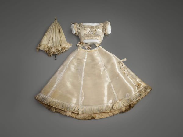 The Spun-Glass Dress That Made a Splash at the World’s Fair