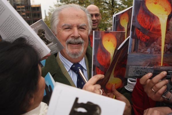 Fernando Botero, Colombian Artist of Curvy Figures, Dies at 91