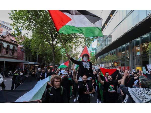 British Politician Wants to Criminalize Waving the Palestinian Flag