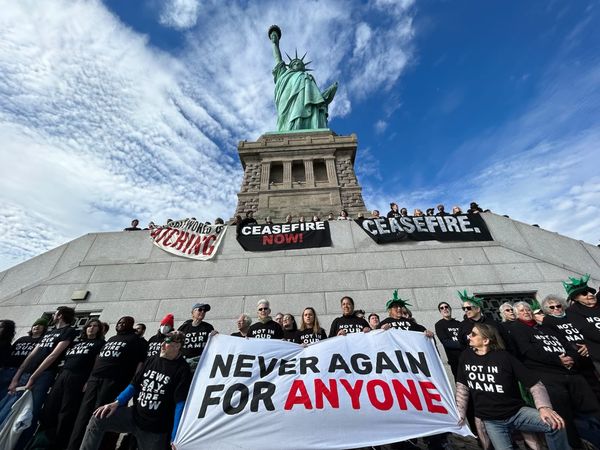 Hundreds of Activists Surround Statue of Liberty to Call for Gaza Ceasefire