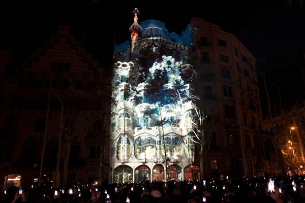 AI Artwork Projected on Historic Gaudí House Draws Nearly 100K People
