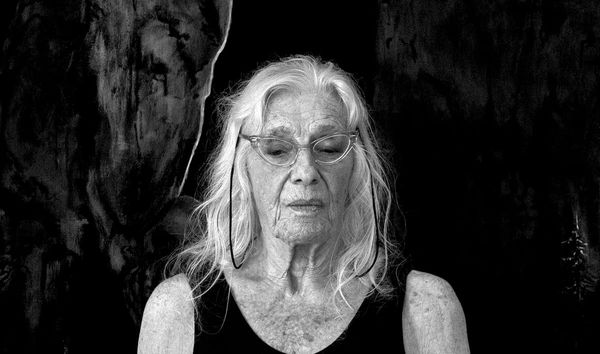 Jo Baer, Painter of “Radical Figuration,” Dies at 95