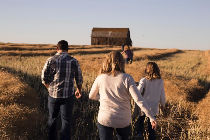 homeexchange-family-vacation-kids-stroll-countryside