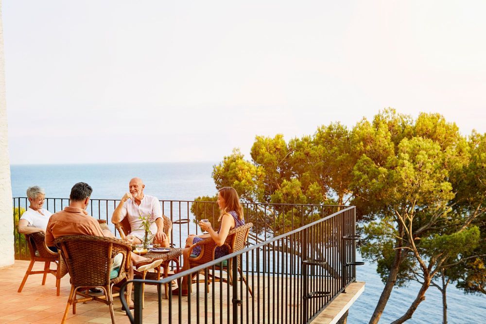 friends-family-sea-apéritif-sun-homeexchange