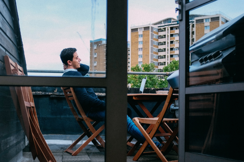 where to stay in london for cheap photo by sina khansari