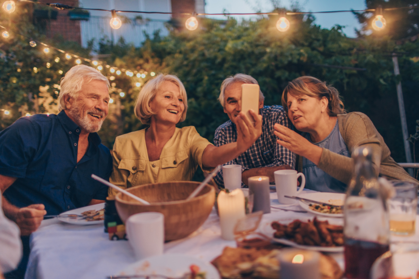 HomeExchange Instagram Challenge - group of friends taking a selfie