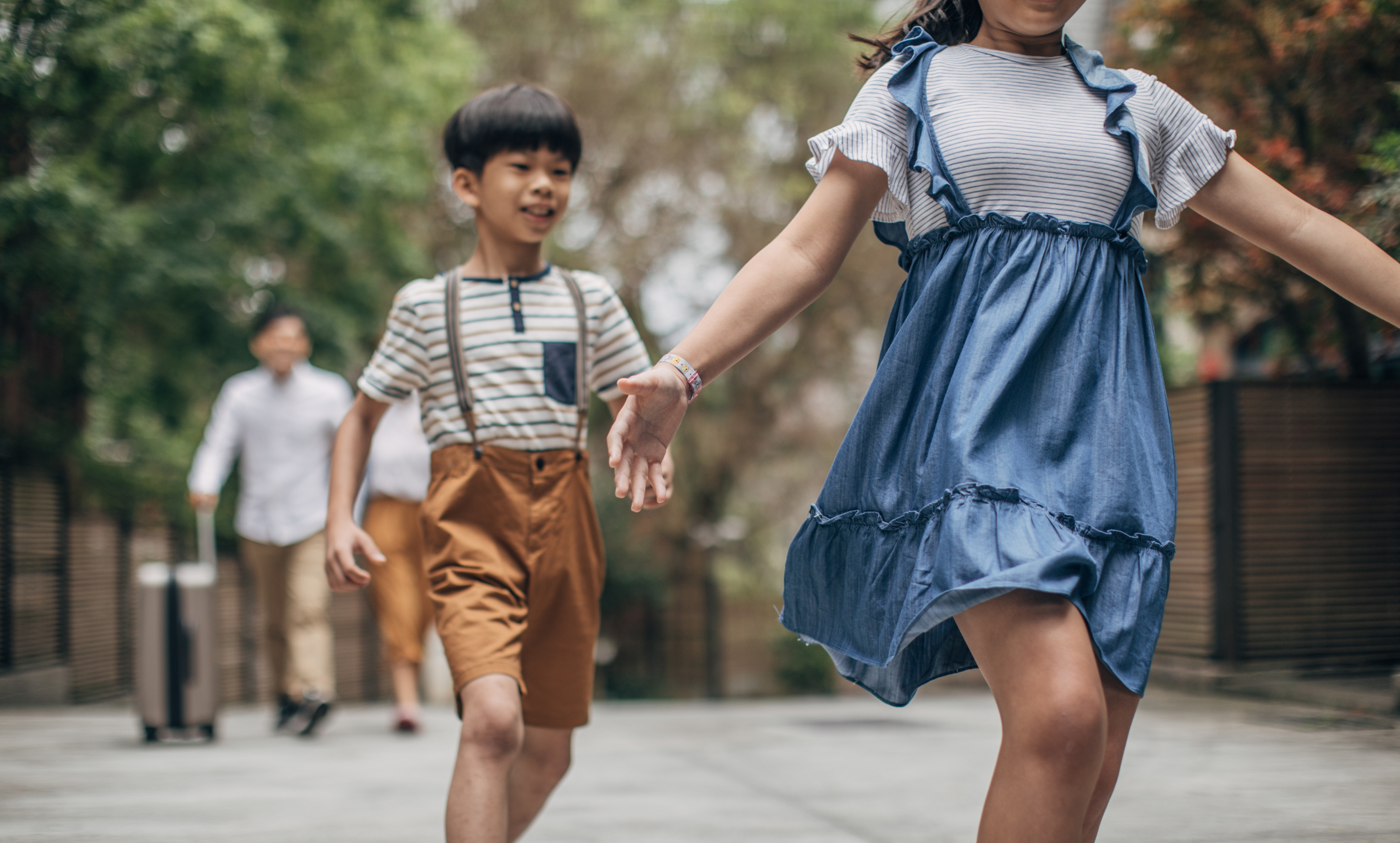 Family arriving at their new HomeExchange