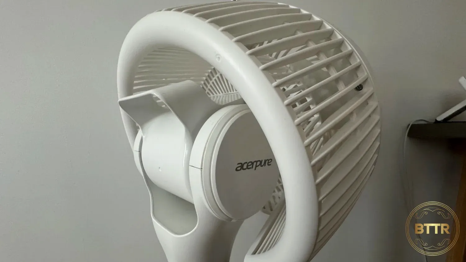A look at the handle and back of the Acerpure Cozy.