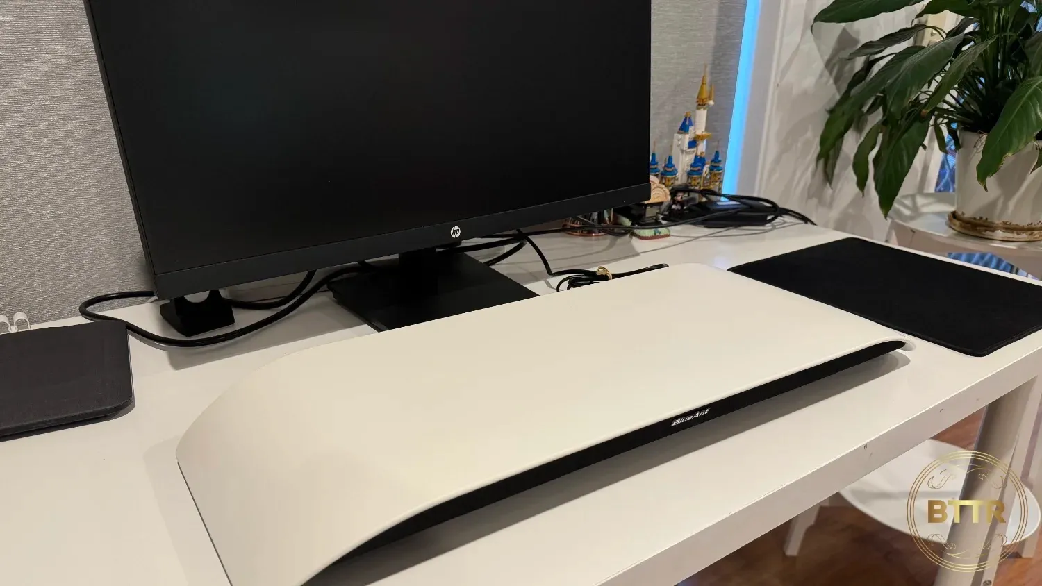 The BlueAnt soundblade in front of a monitor