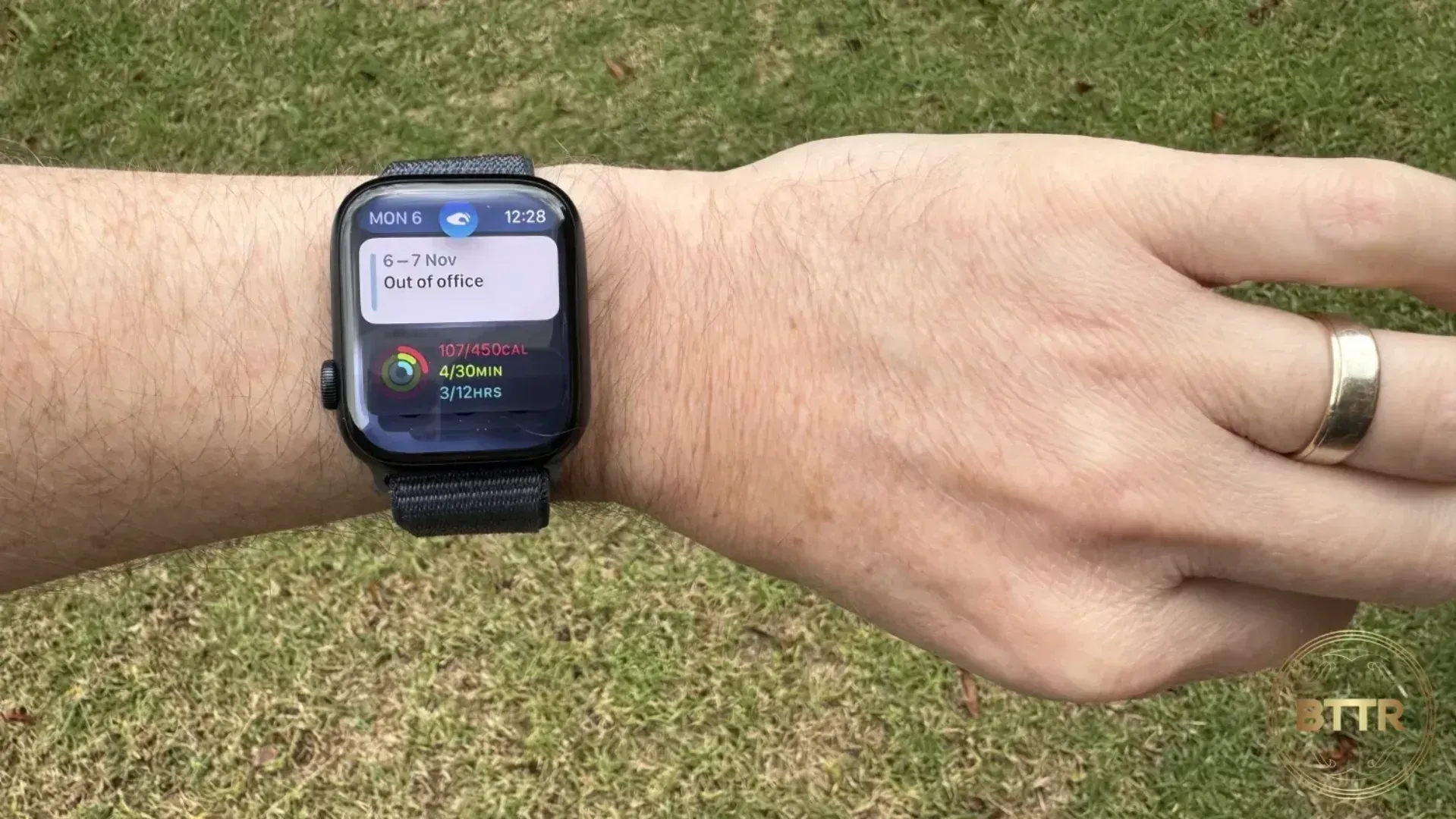 Double tapping the Apple Watch Series 9