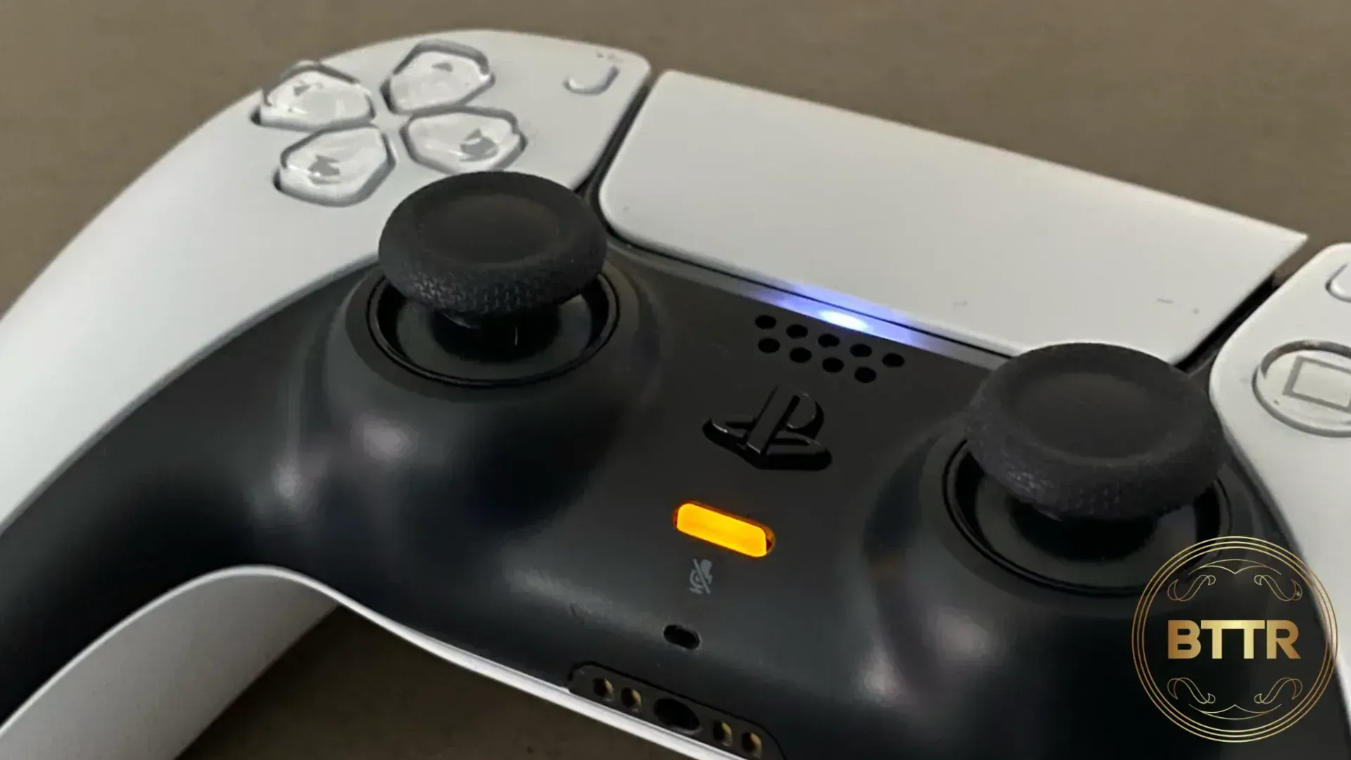 Zoomed in on the mic light on the Dualsense controller