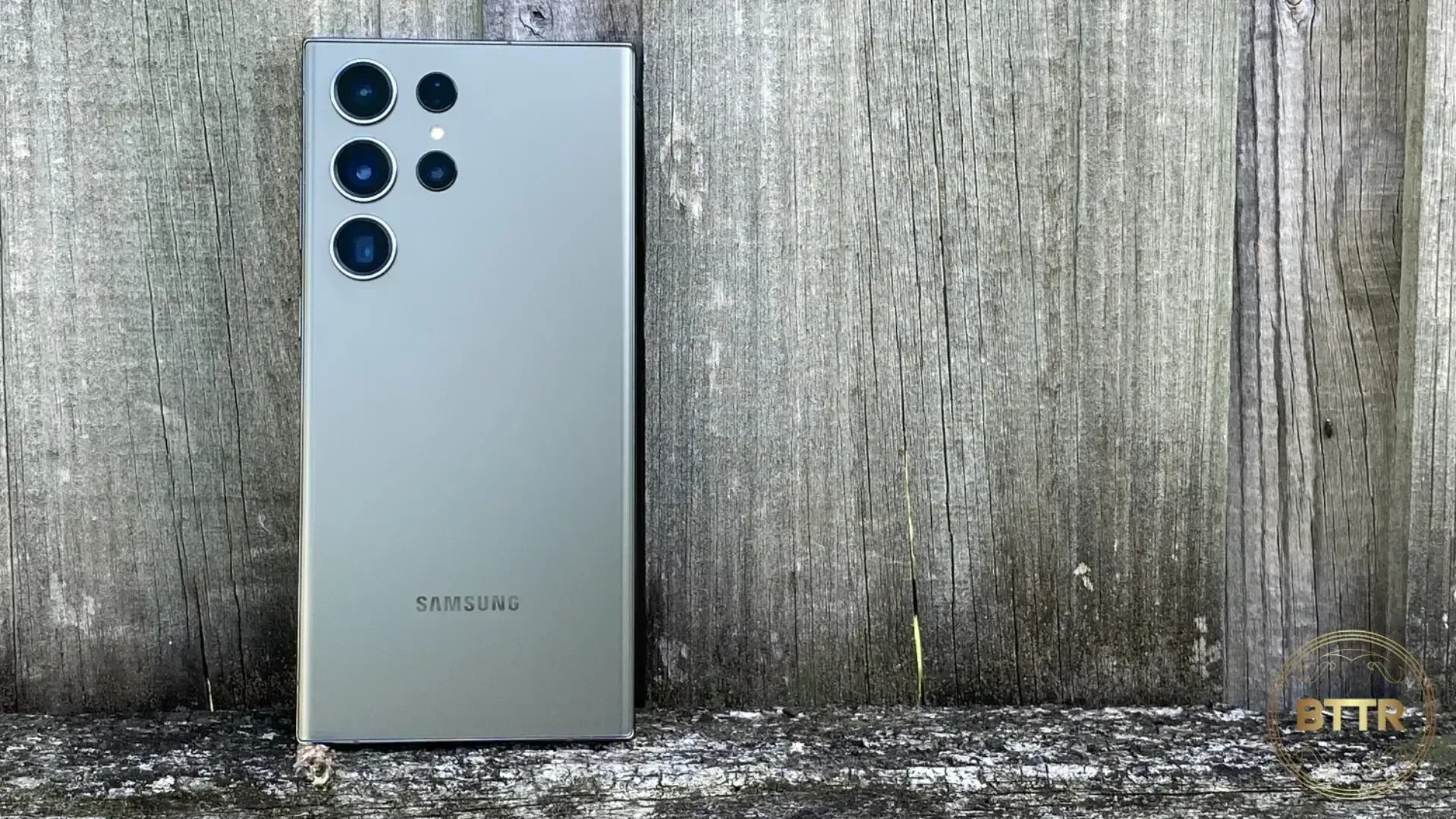 The Galaxy S23 on a fence, looking at its cameras