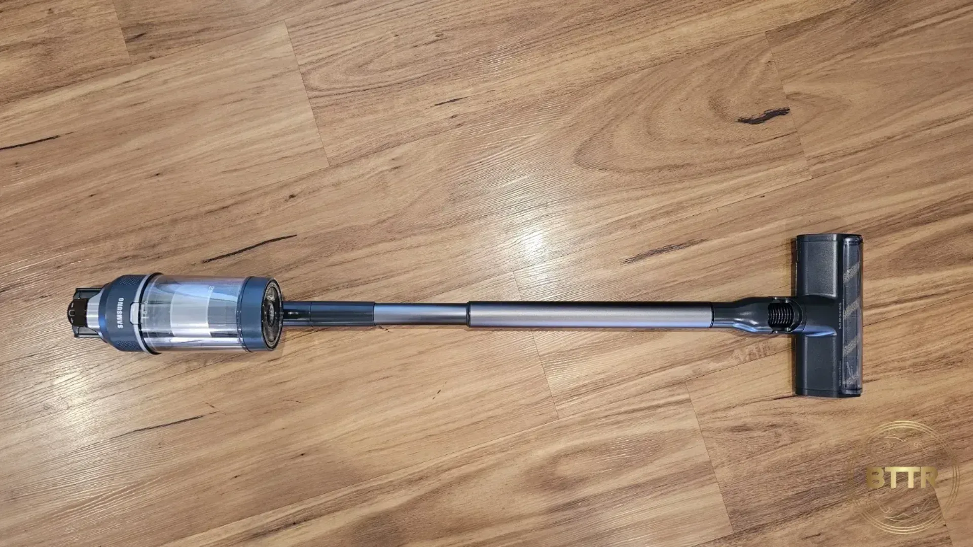 The Samsung Bespoke Jet Elite Extra flat on a vinyl floor