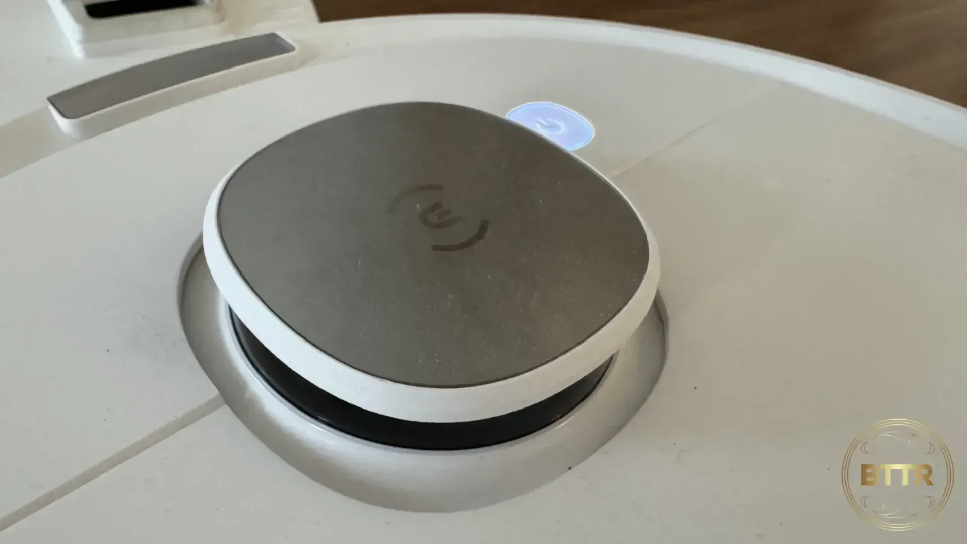 Close up of the head of the Deebot N10