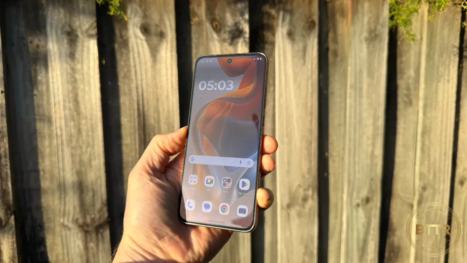 The Edge 50 Neo looks great in full sun thanks to its 3000 nit screen