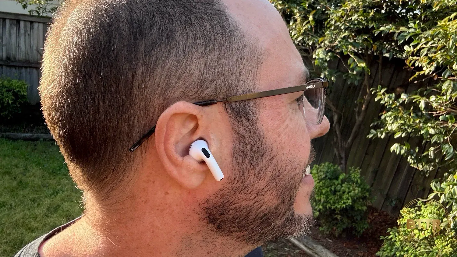 Wearing the AirPod 4 with ANC in my right ear
