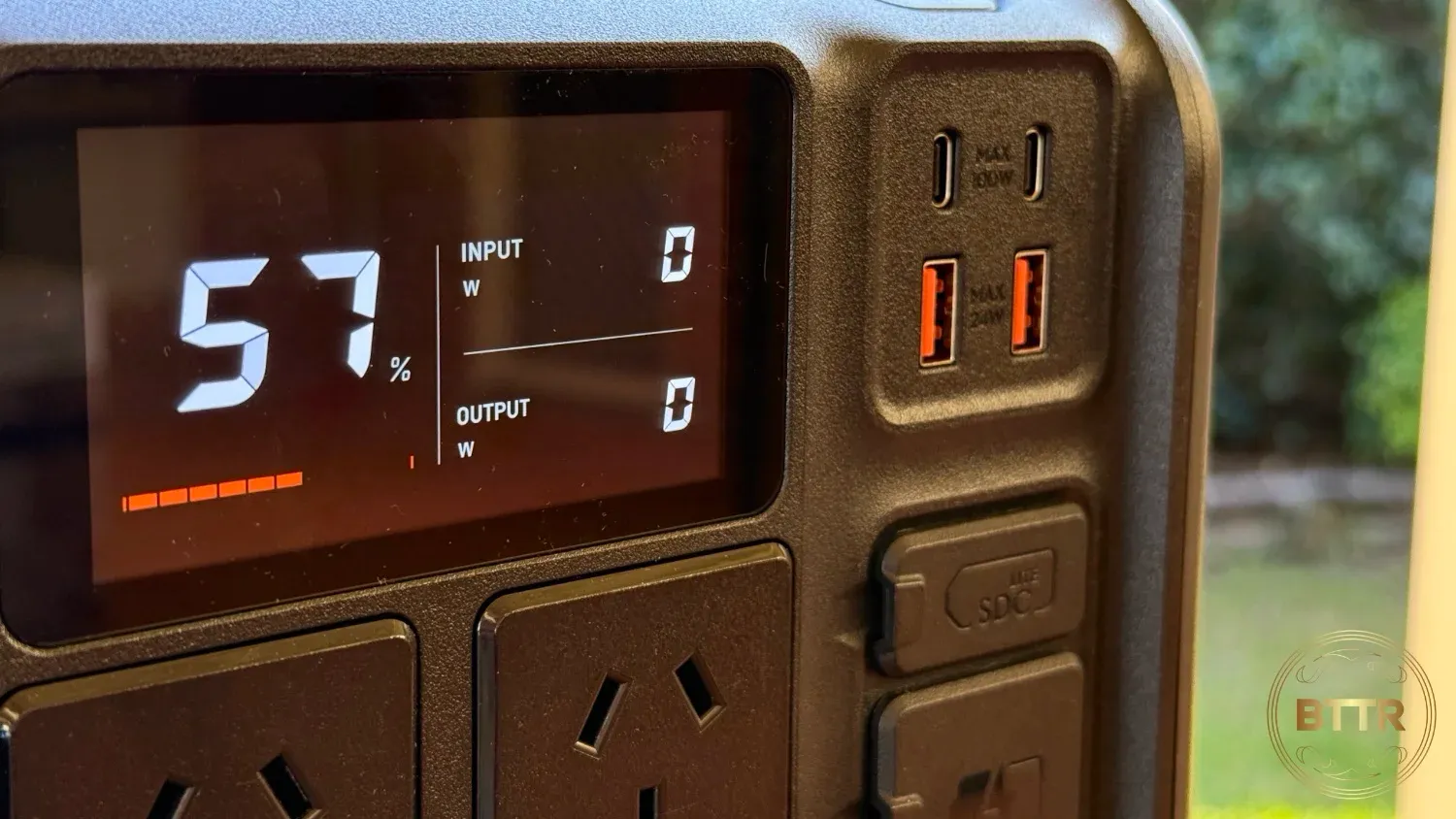 Close up of the screen and USB ports of the Power 500