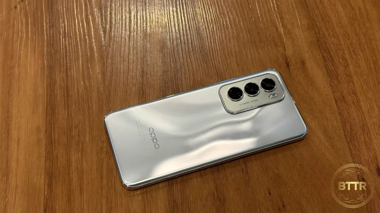 The shimmery back of the Reno12