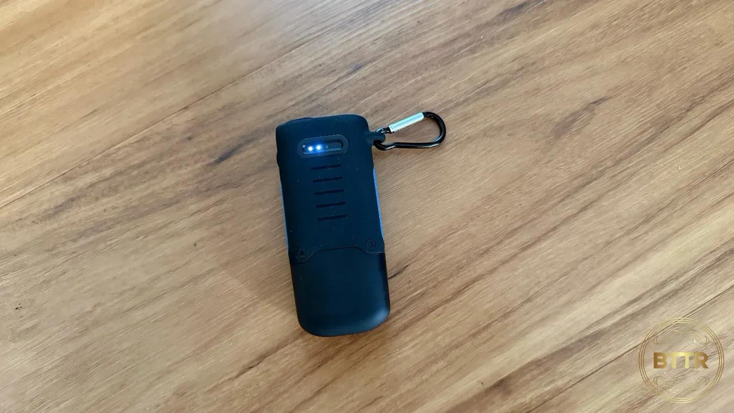 The battery life indicators on the power bank are simple