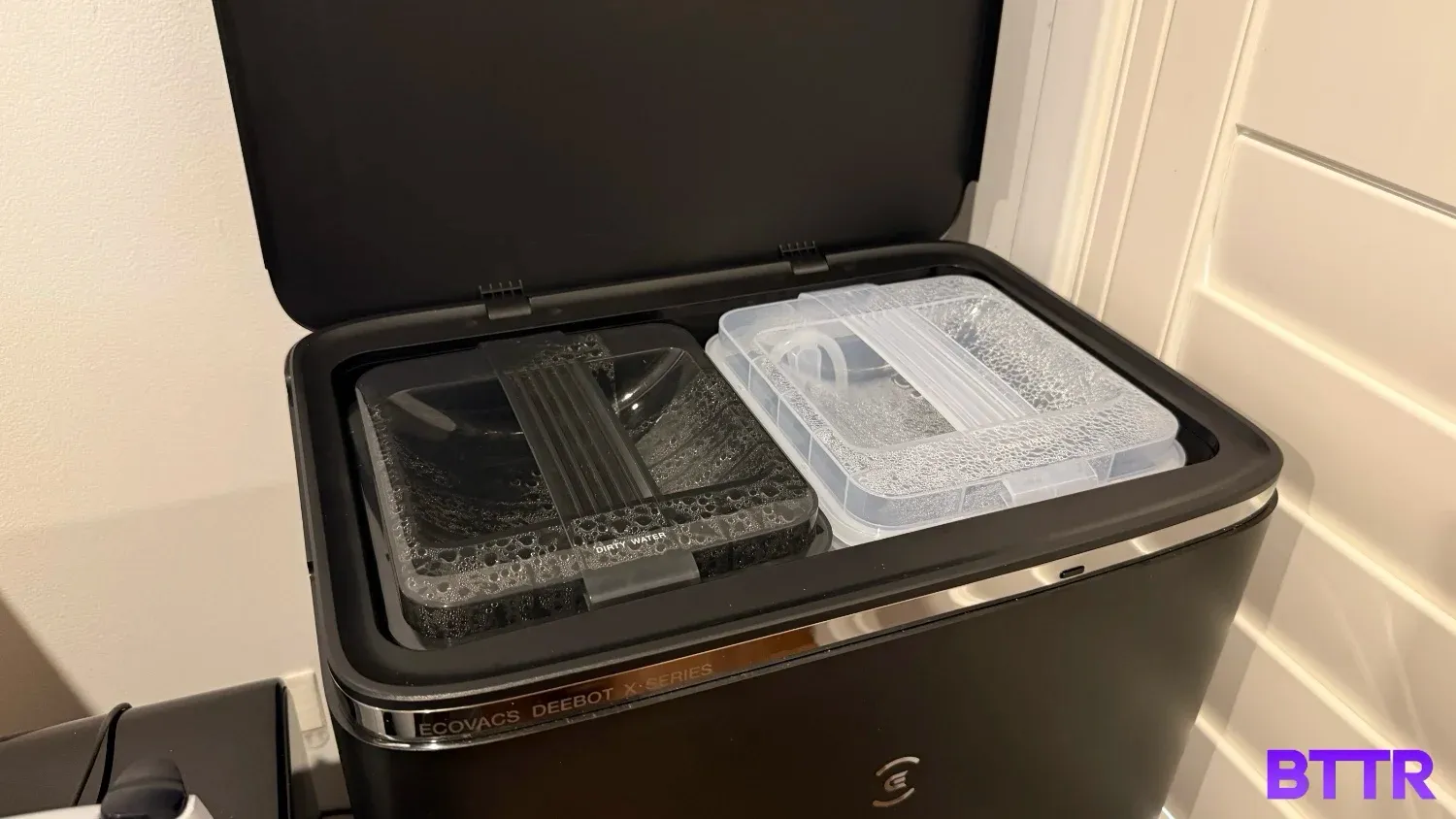 The water tanks of the X5 Pro Omni