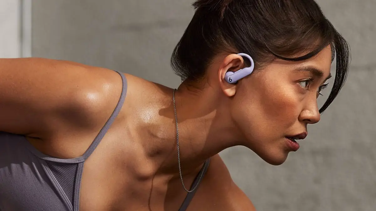An profile of athletic woman wearing the powerbeats pro 2