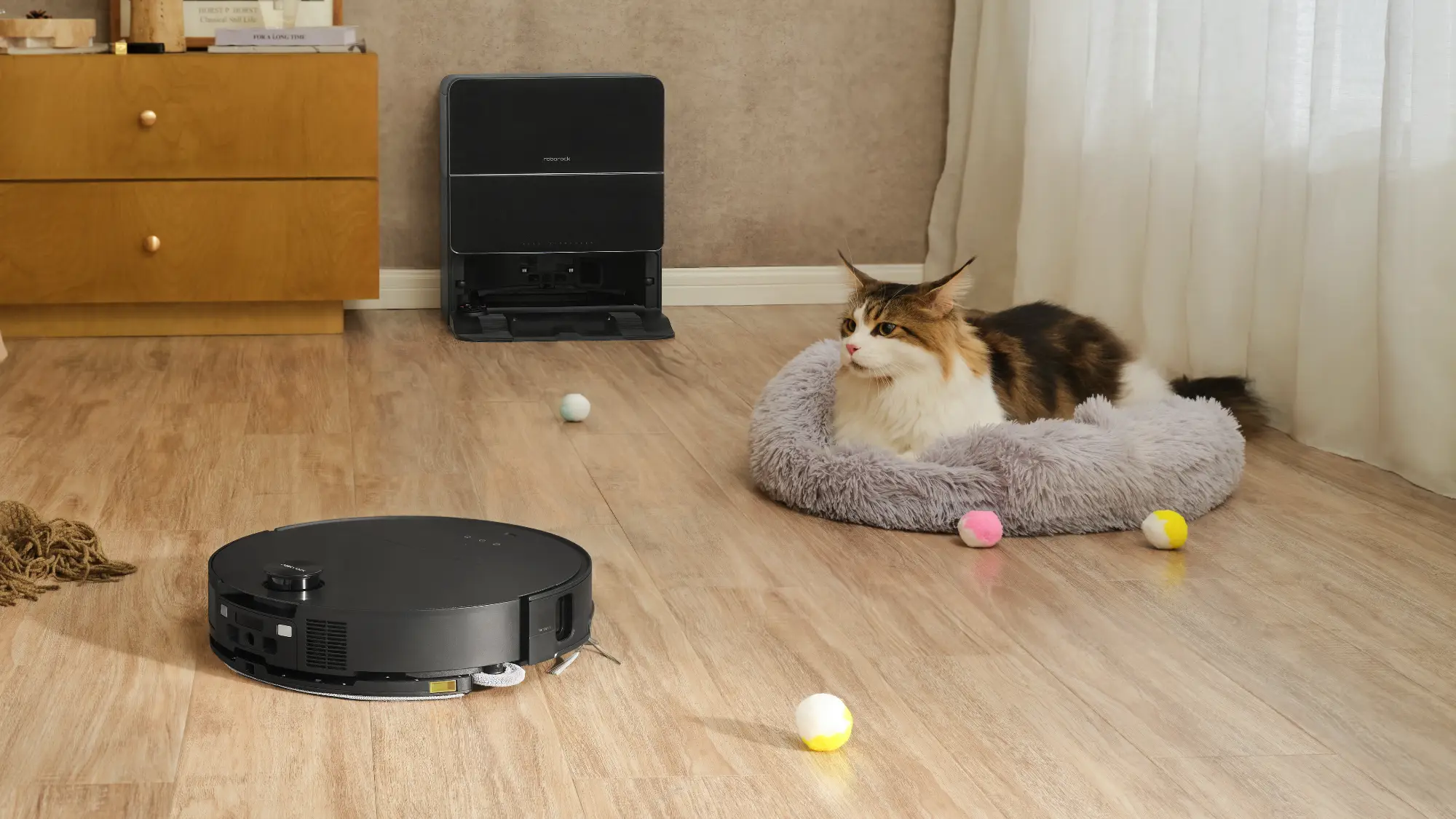 The Saros 10 cleaning around a cat