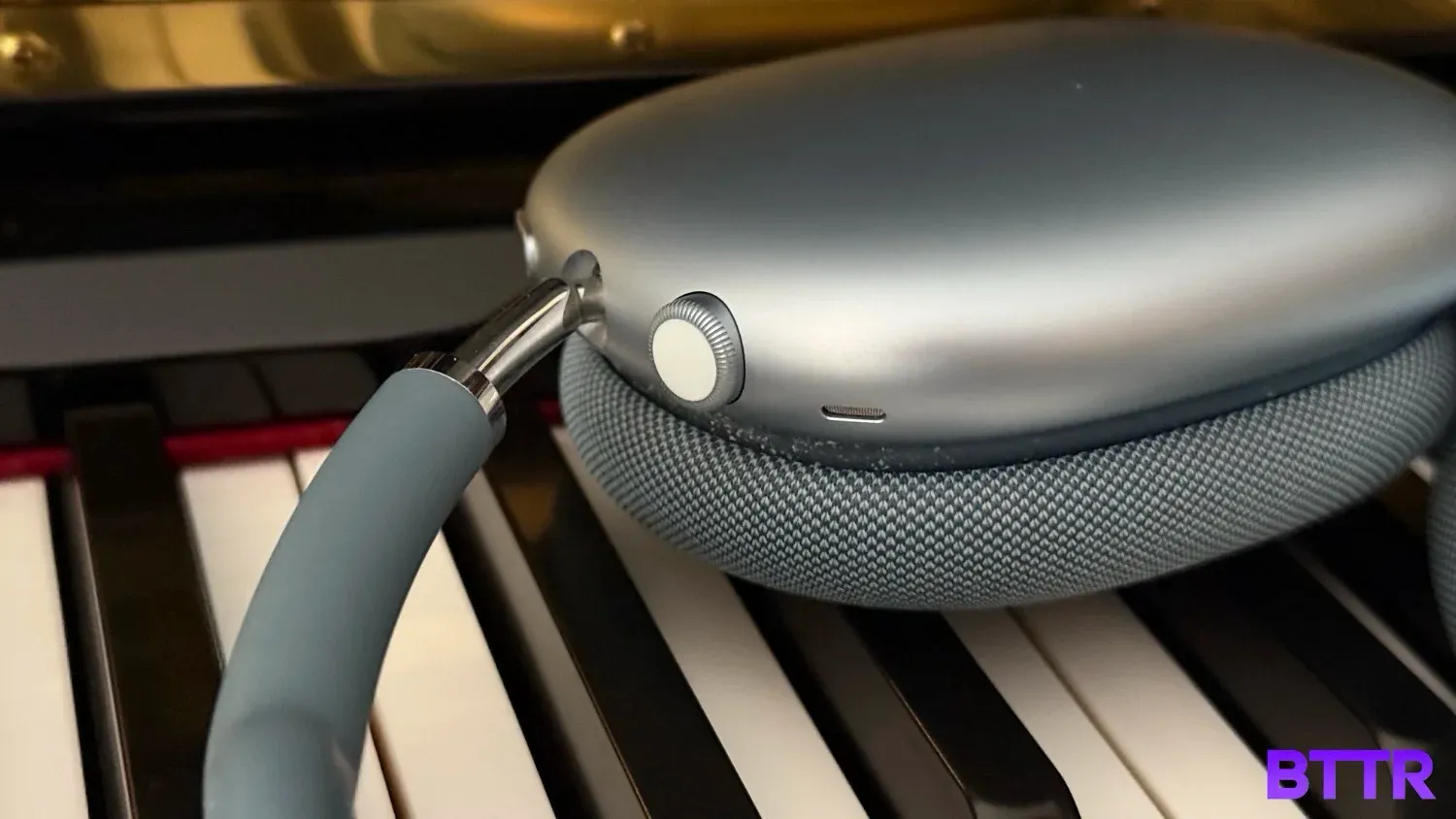 A close up of the AirPods Max's digital crown