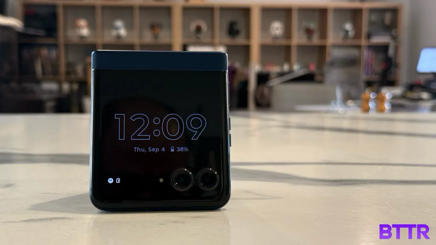 The clock showing on the RAZR 60's external display in tent mode