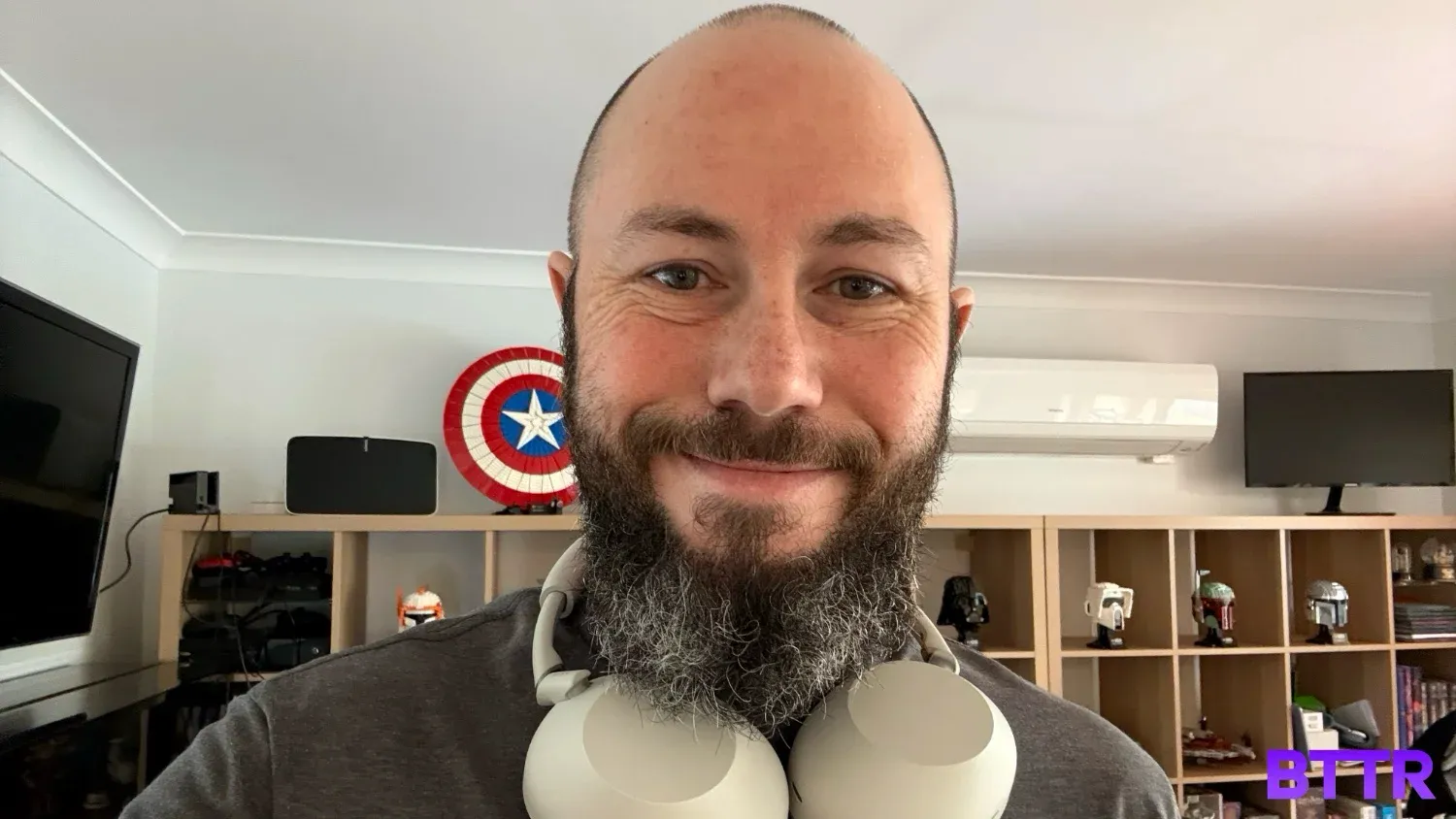 Wearing the WH-1000 XM6 around the neck. 