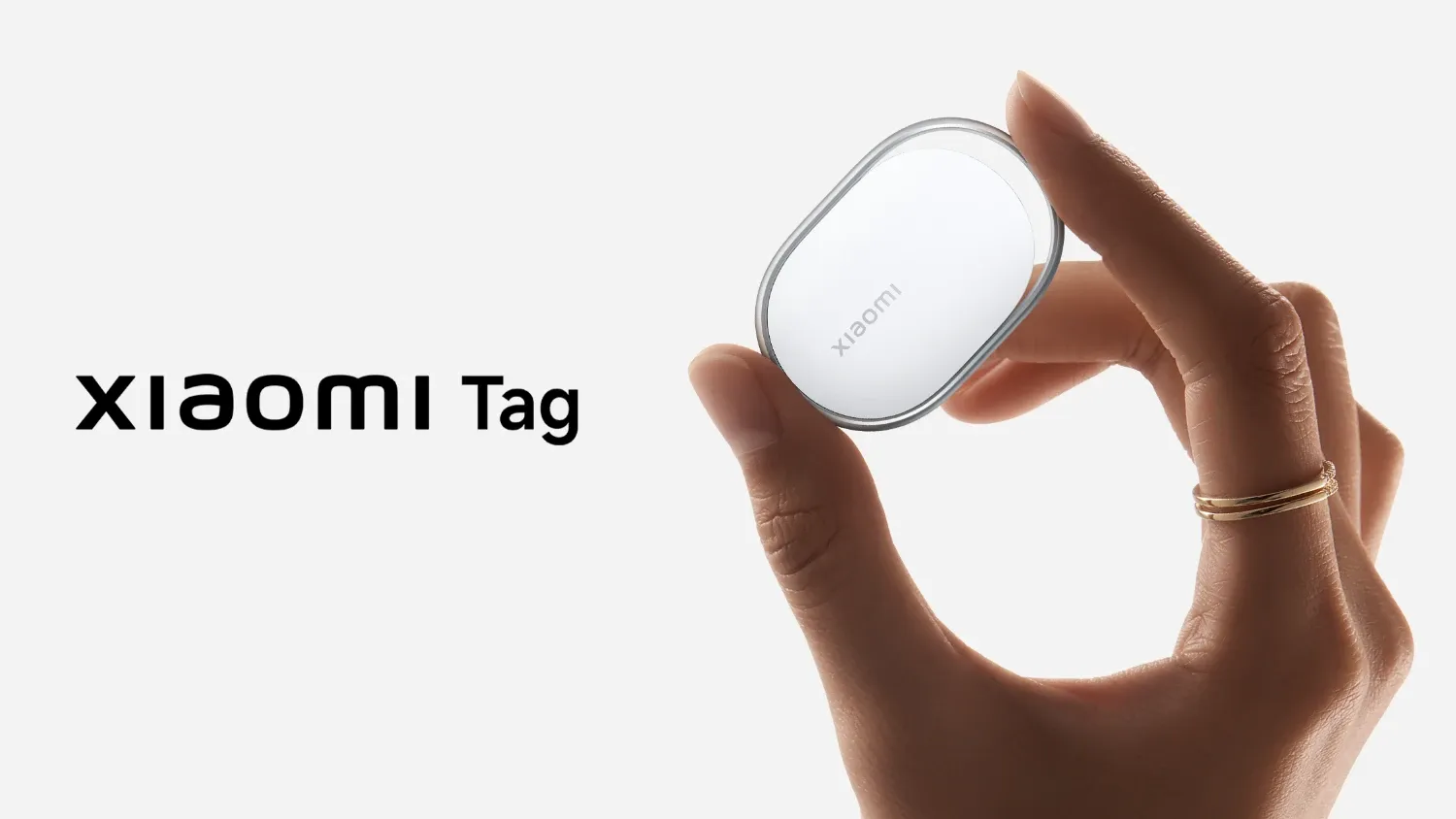 A hand holding the xiaomi tag