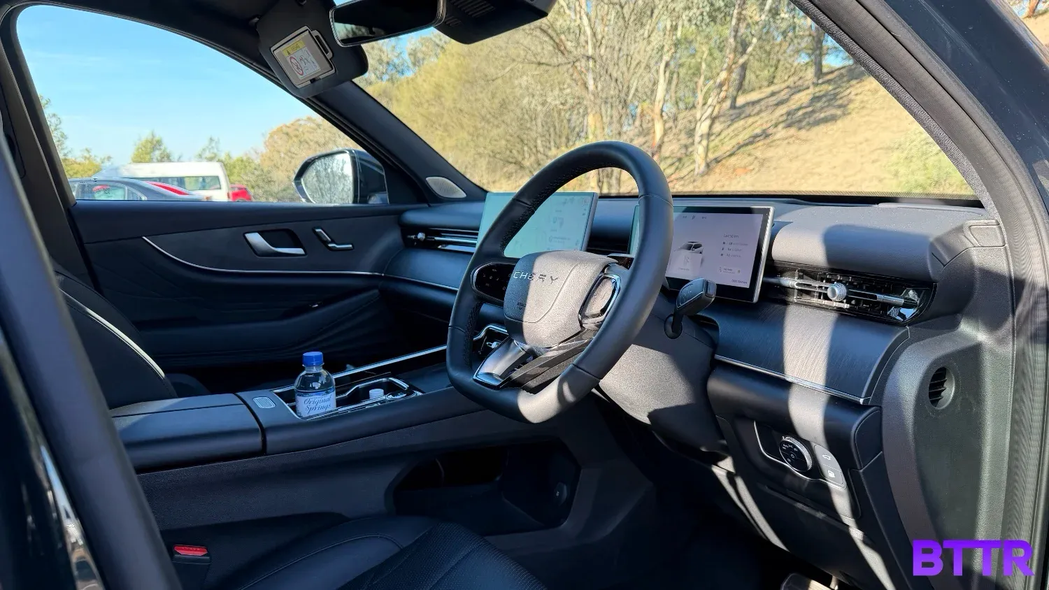 Looking in the driver's door of the Chery Tiggo 9
