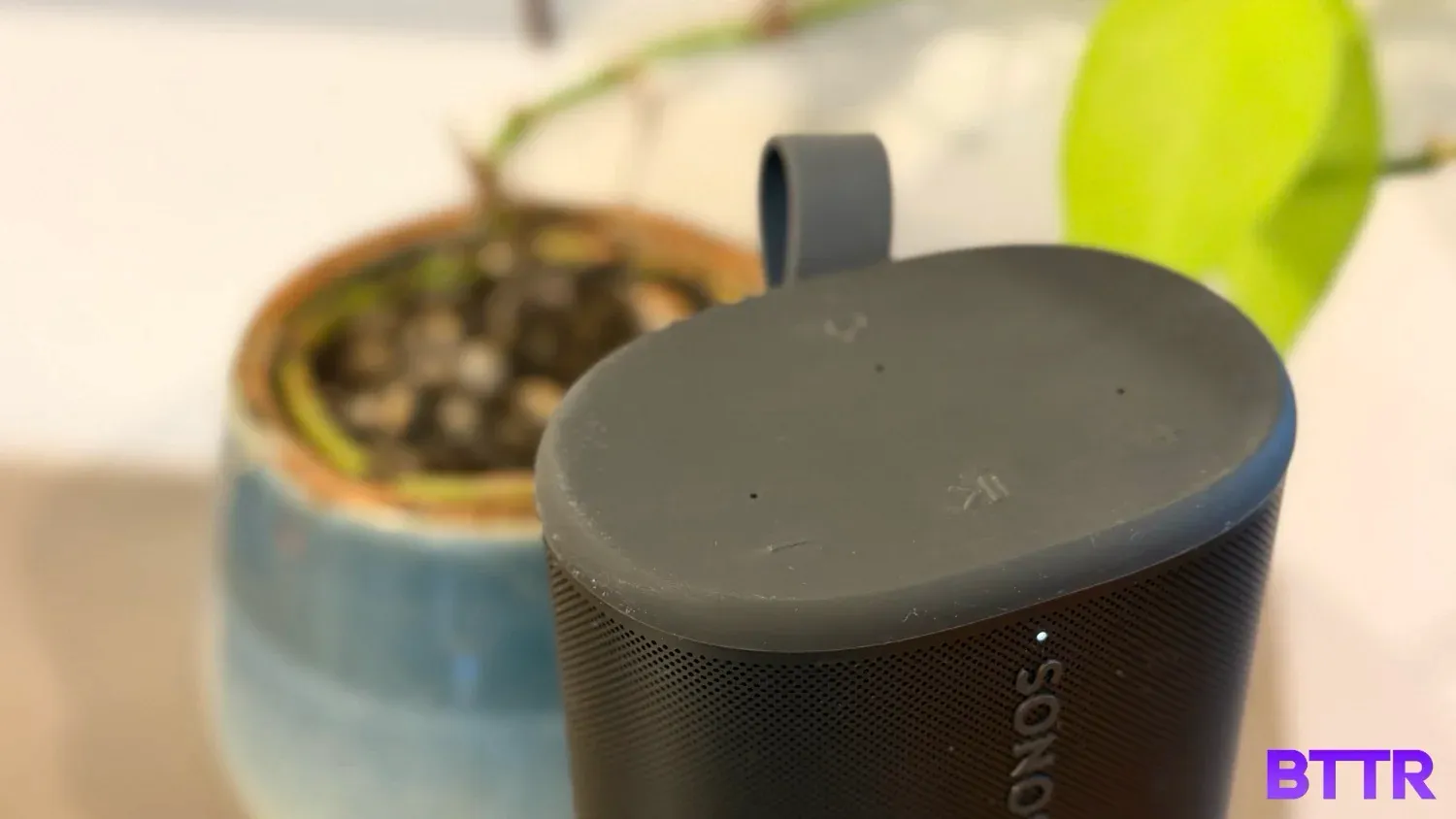 Looking at the Sonos Play's buttons on top of the speaker